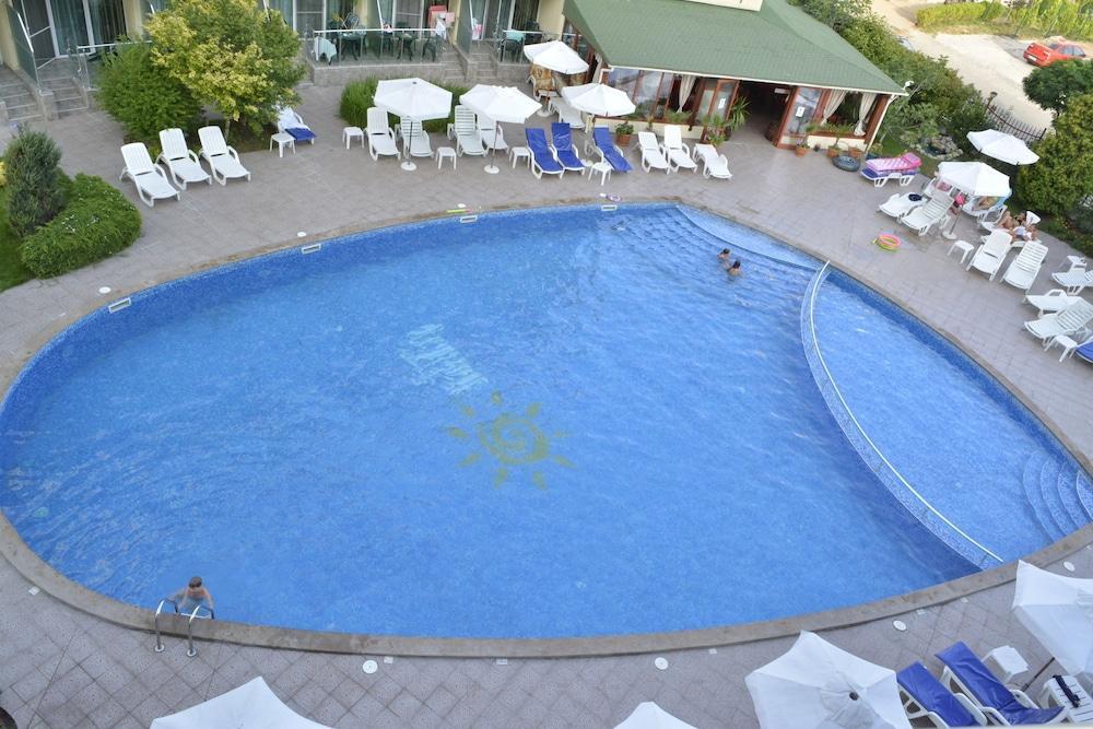 סאני ביץ' Julia Family Apartments מראה חיצוני תמונה