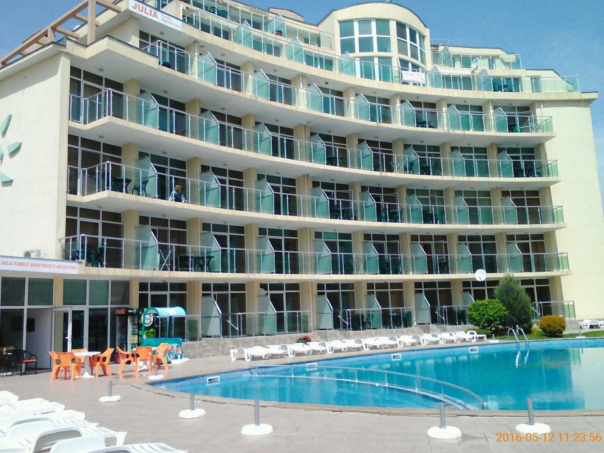 סאני ביץ' Julia Family Apartments מראה חיצוני תמונה