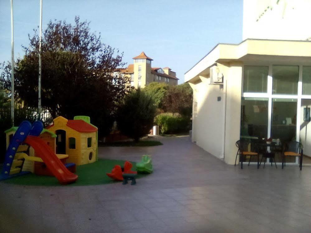 סאני ביץ' Julia Family Apartments מראה חיצוני תמונה