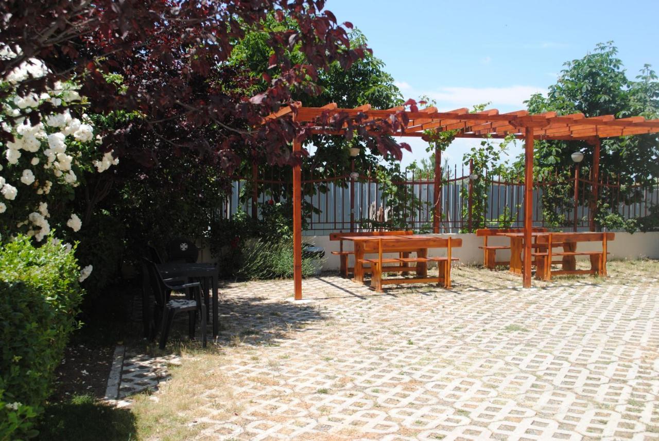 סאני ביץ' Julia Family Apartments מראה חיצוני תמונה