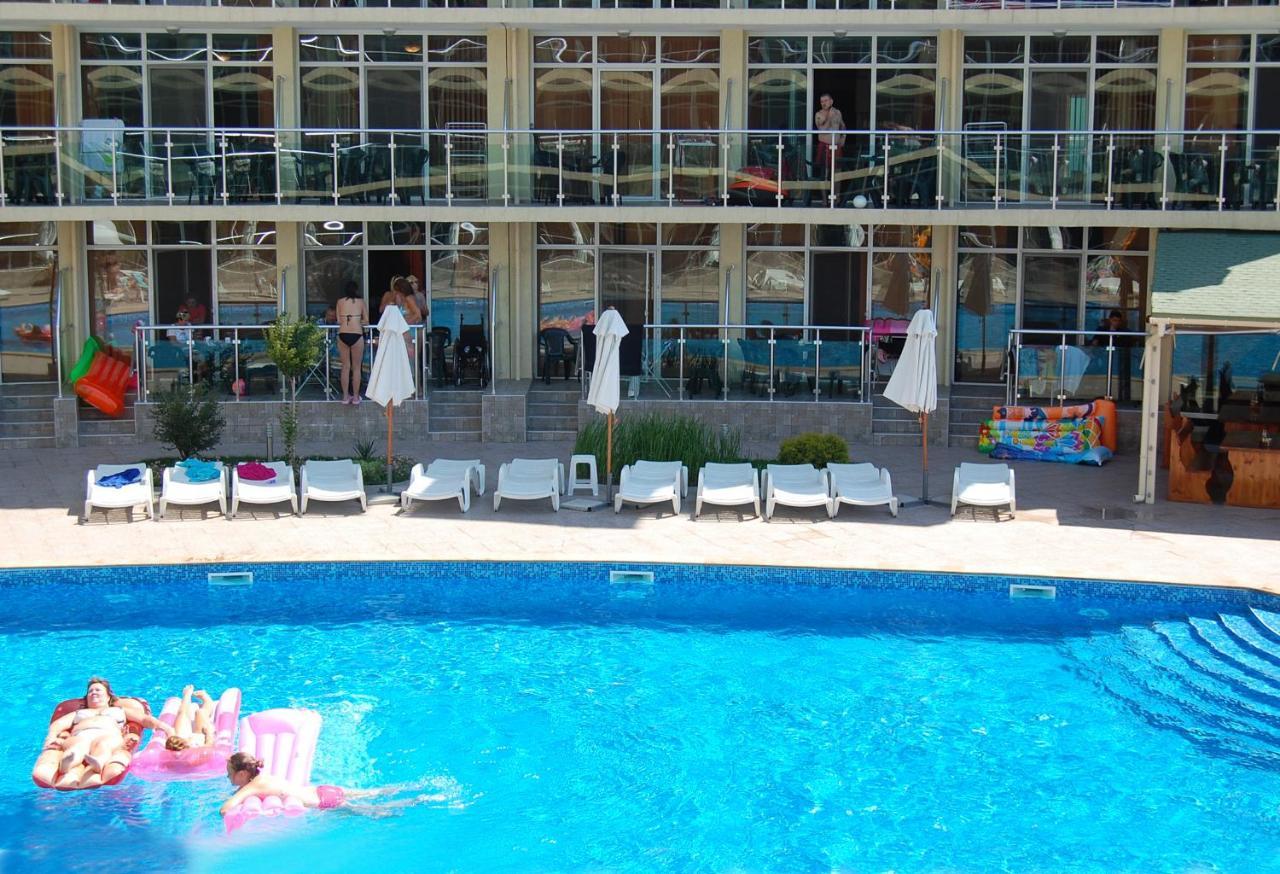 סאני ביץ' Julia Family Apartments מראה חיצוני תמונה